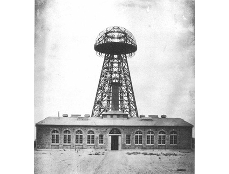 Nikola Teslas Funkturm Wardenclyffe Tower und Glühbirne