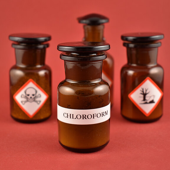 Apothekerfläschchen mit Aufdruck "Chloroform" und Warnzeichen  