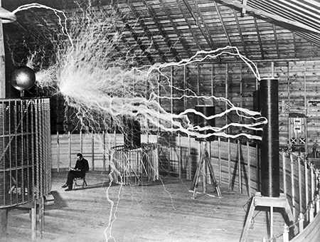 Nikola Tesla in seinem Labor in Colorado