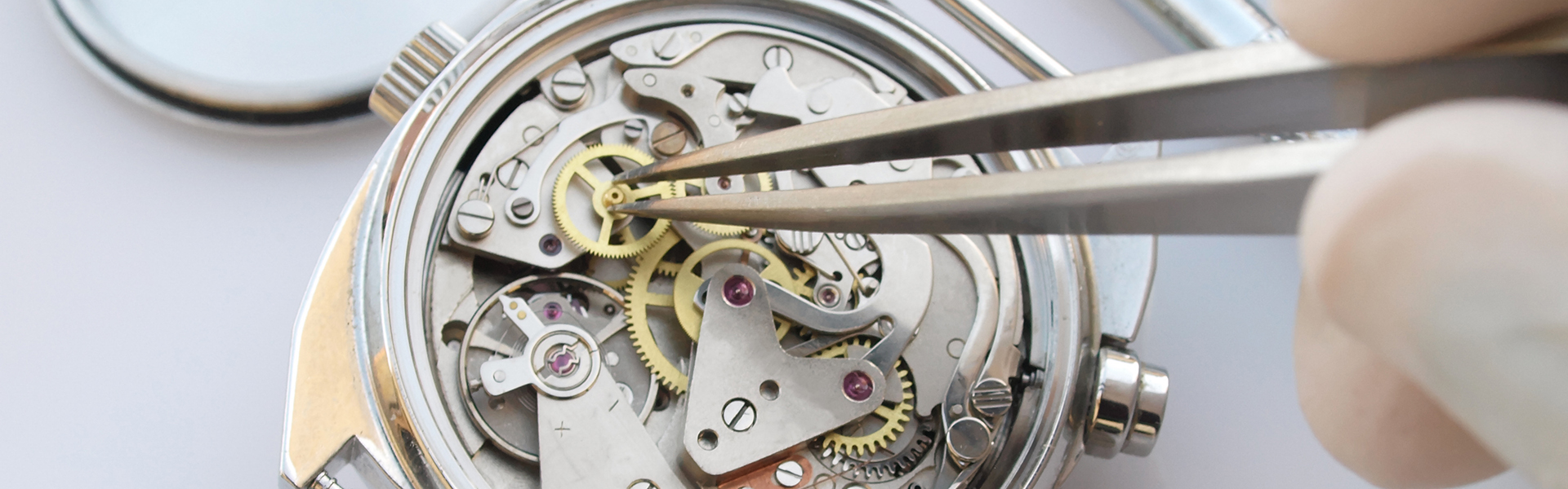 Nahaufnahme des Innenlebens einer mechanischen Armbanduhr mit Uhrwerk