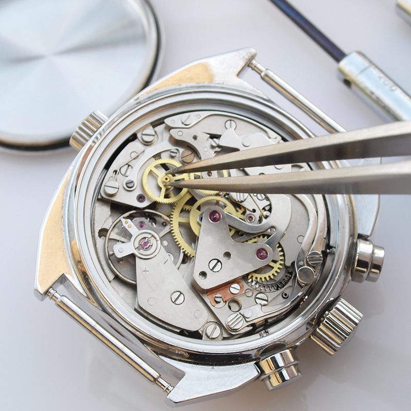 Nahaufnahme des Innenlebens einer mechanischen Armbanduhr mit Uhrwerk  