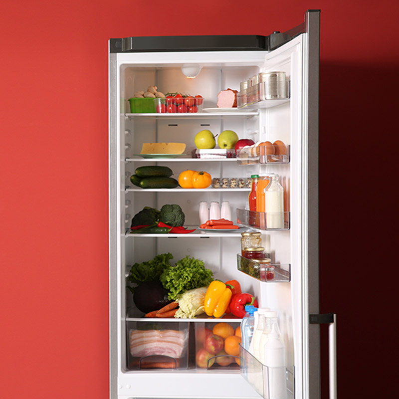 Kühlschrank mit allerlei Produkten wie Gemüse, Obst und Milch und Eier  