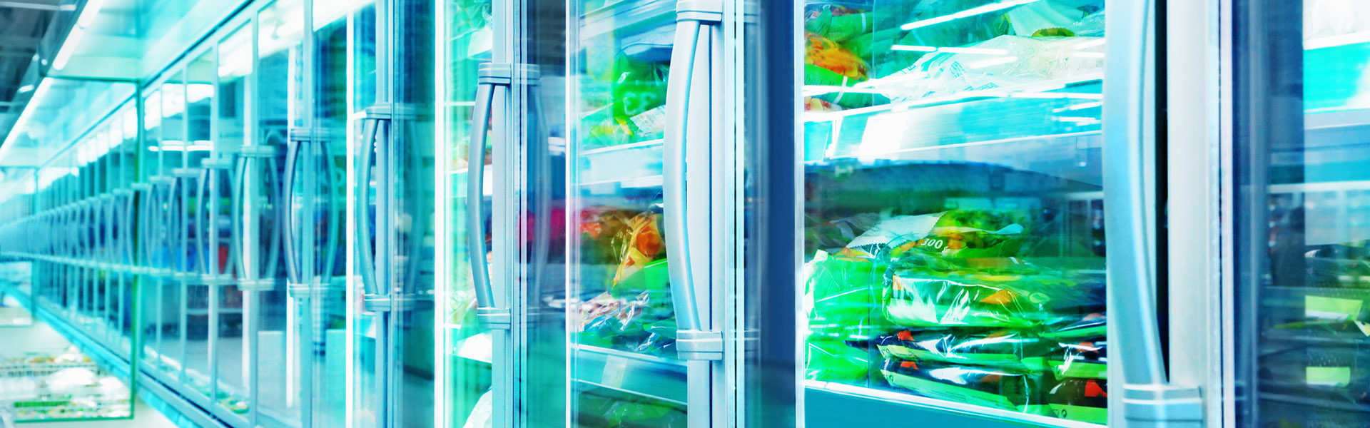 Supermarkt-Tiefkühltruhen bestückt mit Lebensmitteln verpackt in Plastik und Papier
