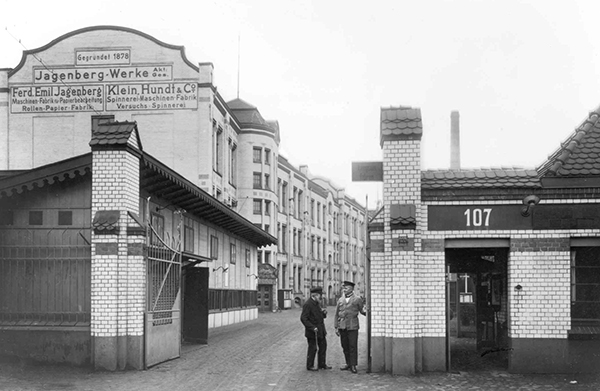 Schwarz-Weiß-Foto vom Haupteingang der Jagenberg-Werke