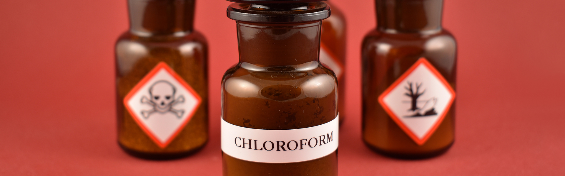 Apothekerfläschchen mit Aufdruck "Chloroform" und Warnzeichen