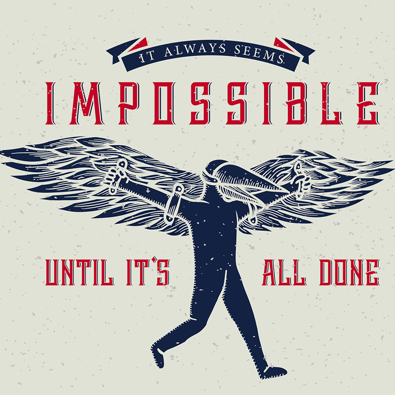 Logo aus Figur mit selbstgebauten Holzflügeln und Slogan "It always seems impossible until it's all done"  