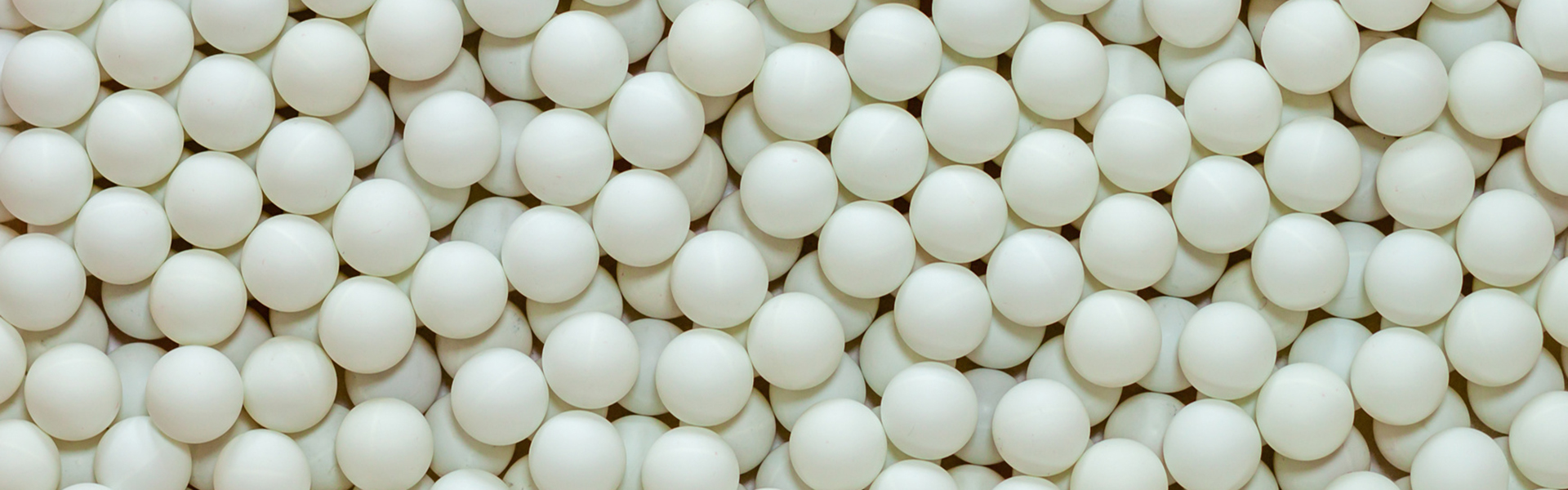 Viele weiße Tischtennisbälle