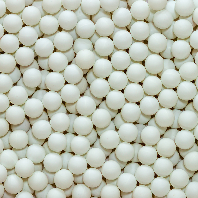 Viele weiße Tischtennisbälle  